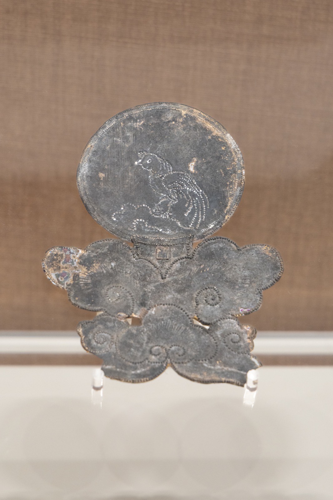15 金乌纹和玉兔纹鎏金银饰片 1960年无锡钱裕墓出土 元
