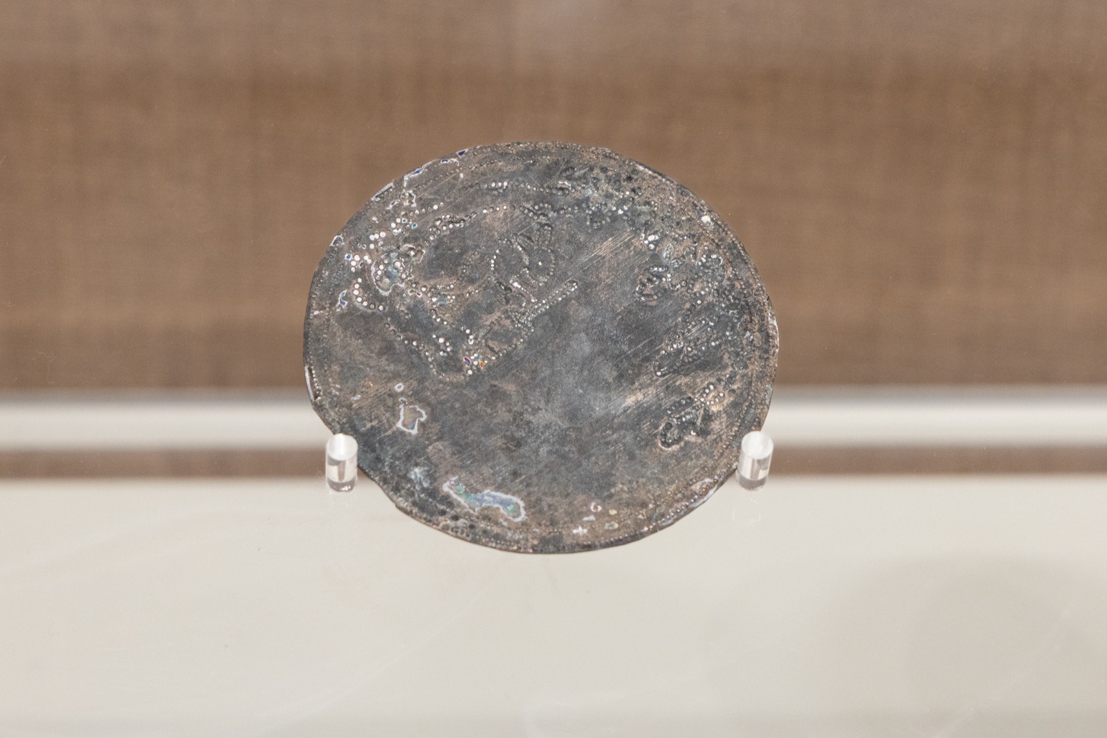 15 金乌纹和玉兔纹鎏金银饰片 1960年无锡钱裕墓出土 元