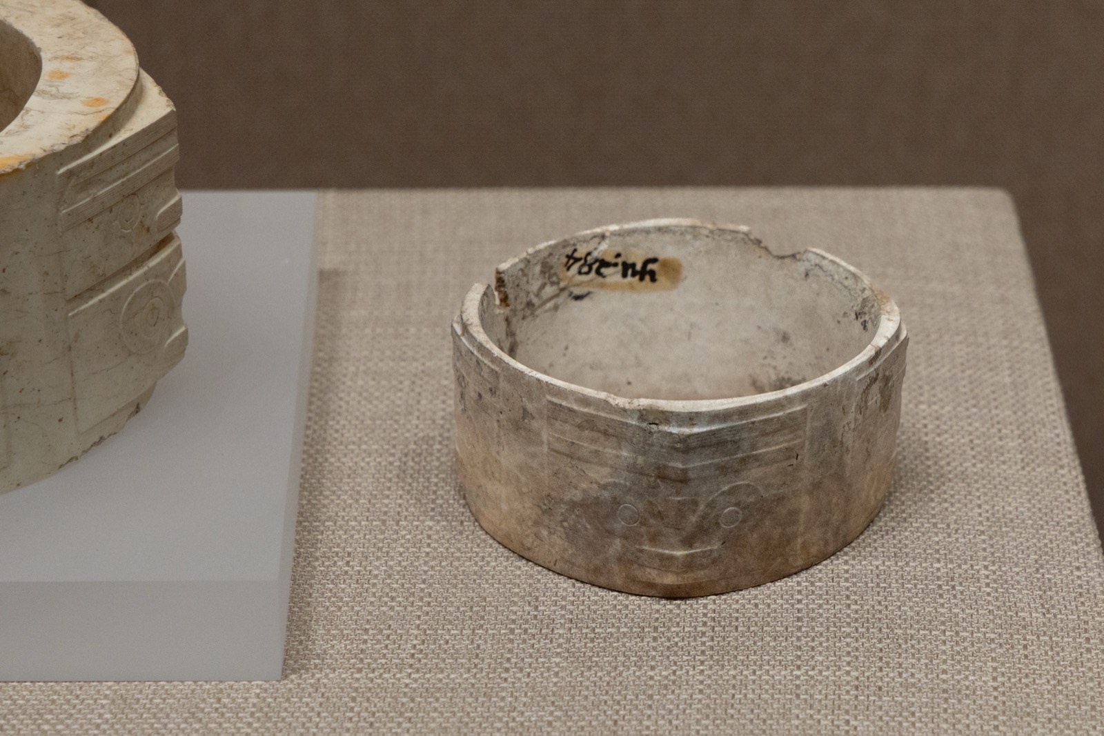 15 兽面纹玉琮 常州寺墩遗址出土 良渚文化（公元前3300~前2200年）