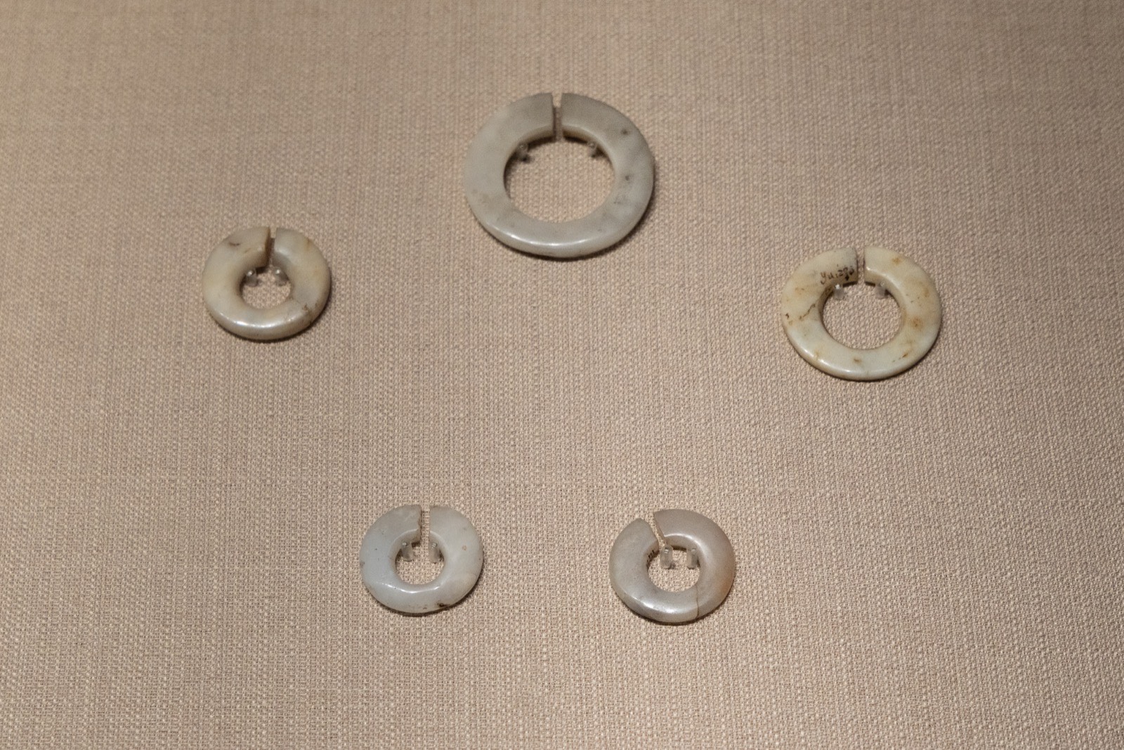 5 玉玦 常州圩墩遗址出土 马家浜文化（公元前4500~前3900年）