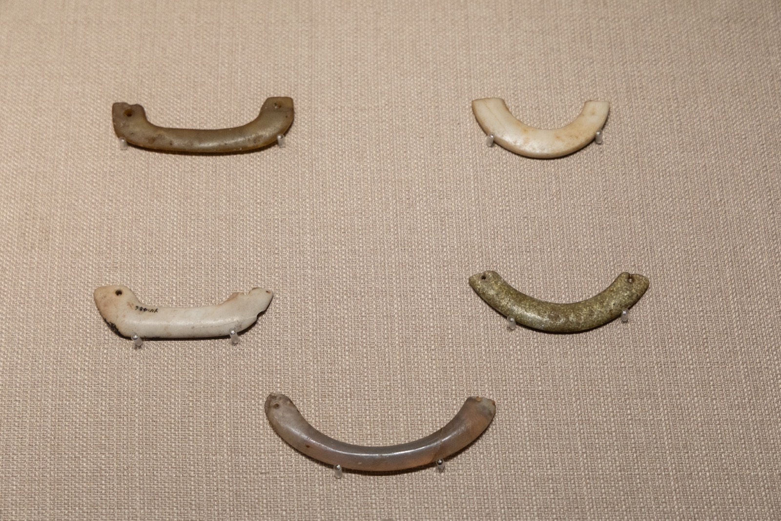 6 玉璜 常州圩墩遗址出土 马家浜文化（公元前4500~前3900年）